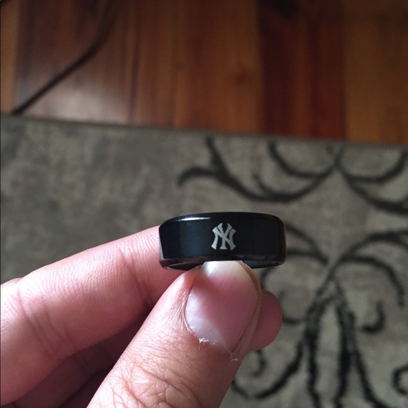 New York Yankees Black Ring - Picture 4 of 5